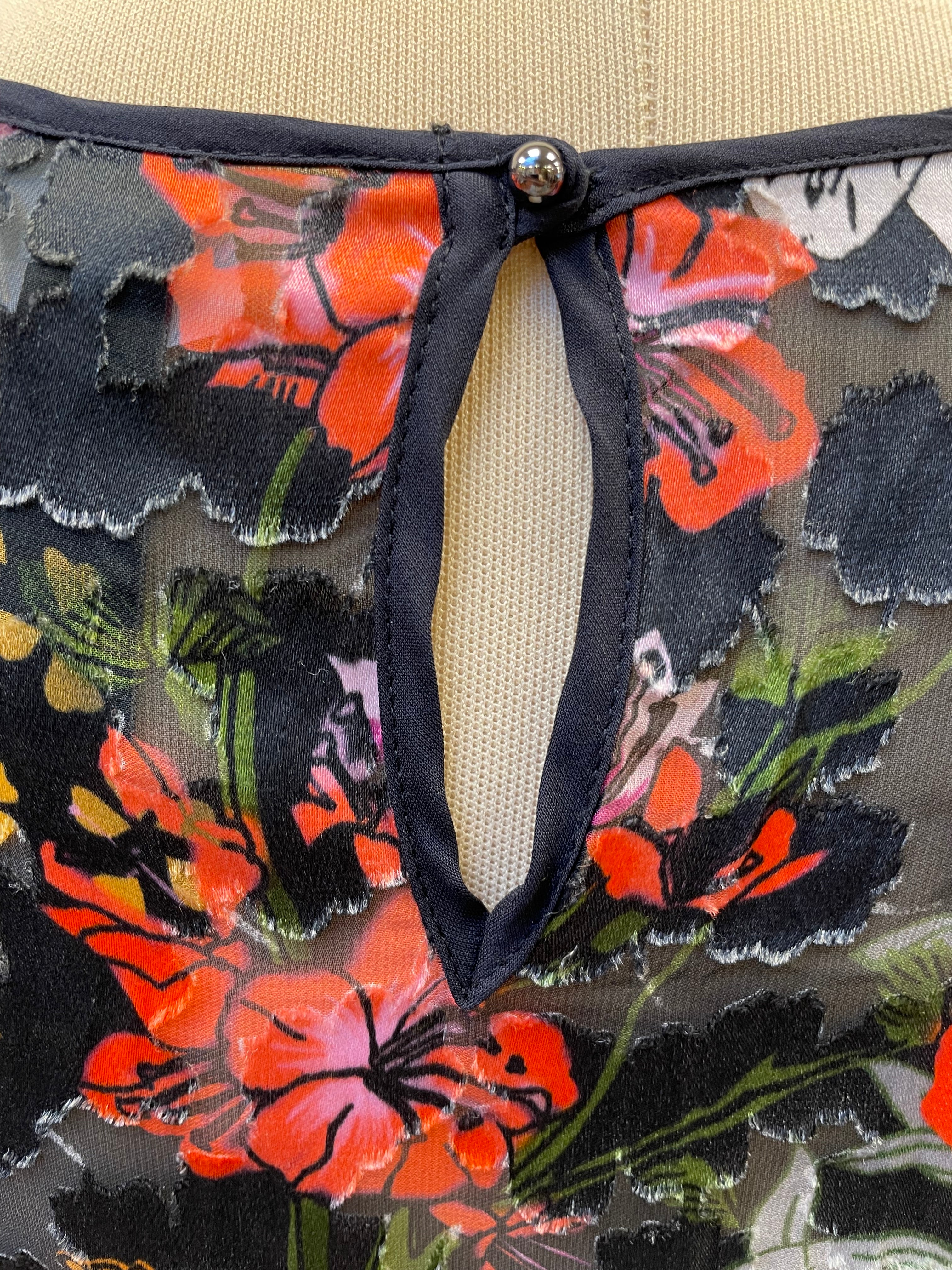 Marc Cain top blouse maat 2 / 36 / S viscose zijde zwart bloemen