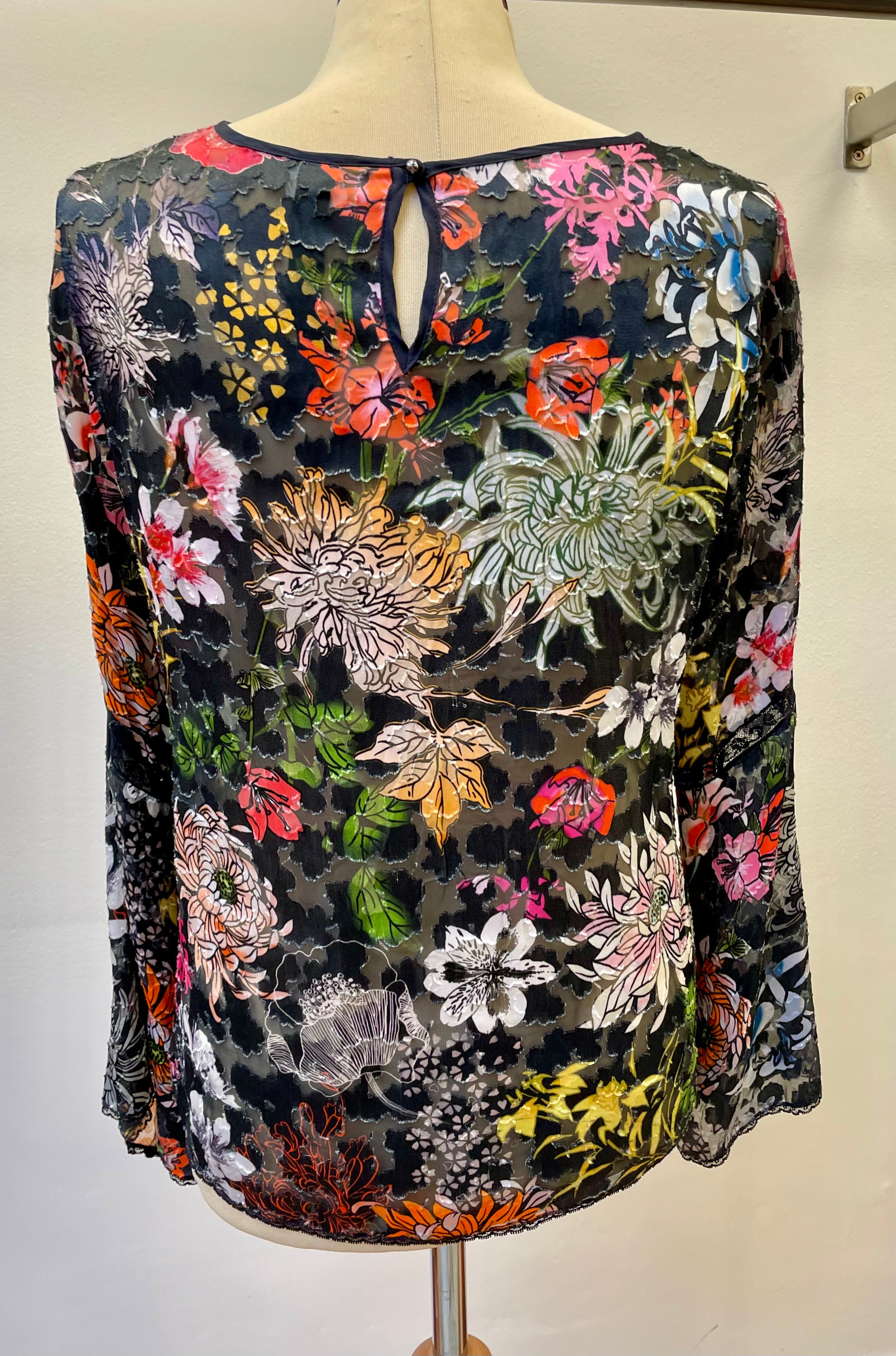 Marc Cain top blouse maat 2 / 36 / S viscose zijde zwart bloemen