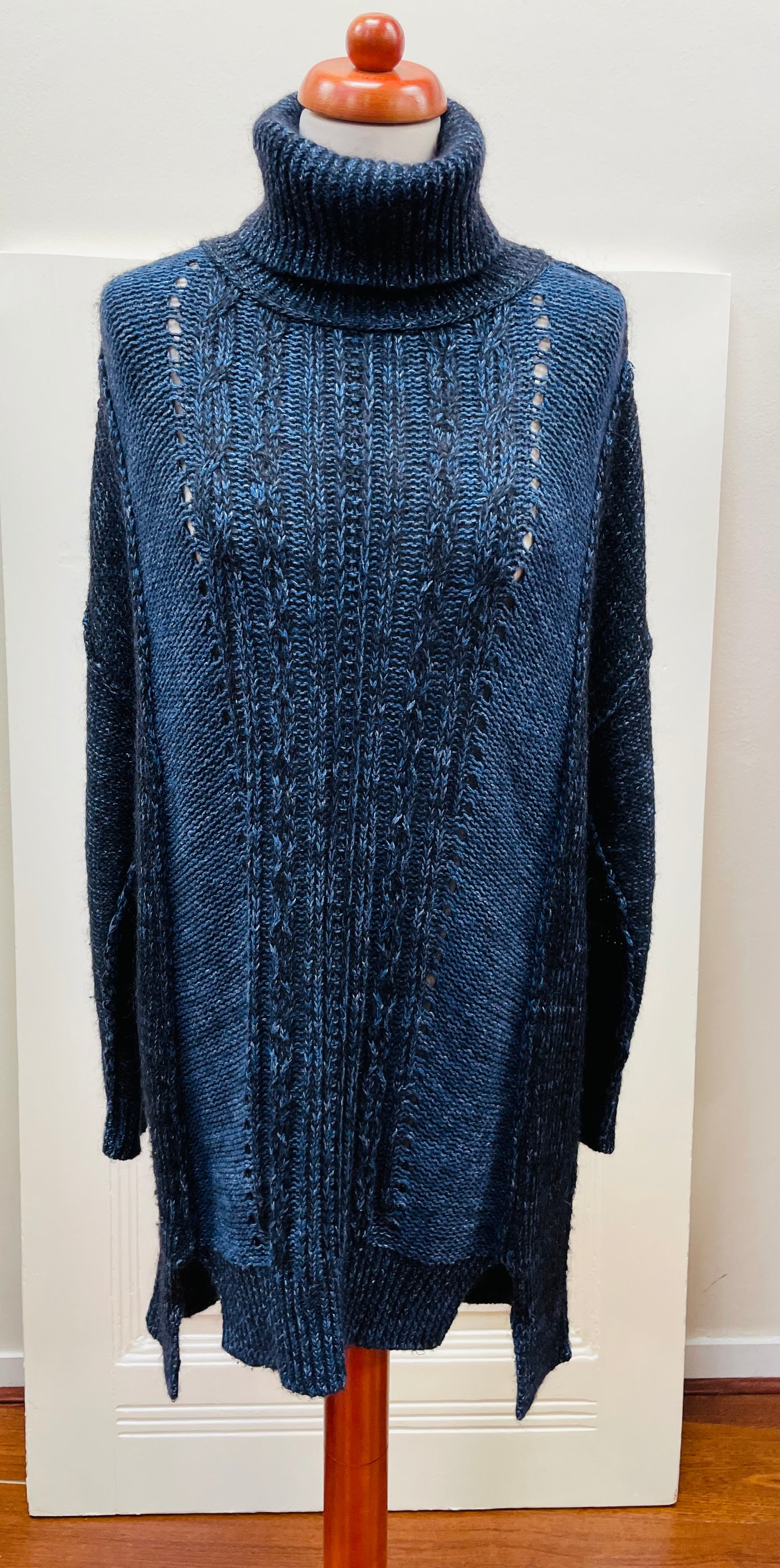 Liebeskind lange trui maat M / L donkerblauw knitted col