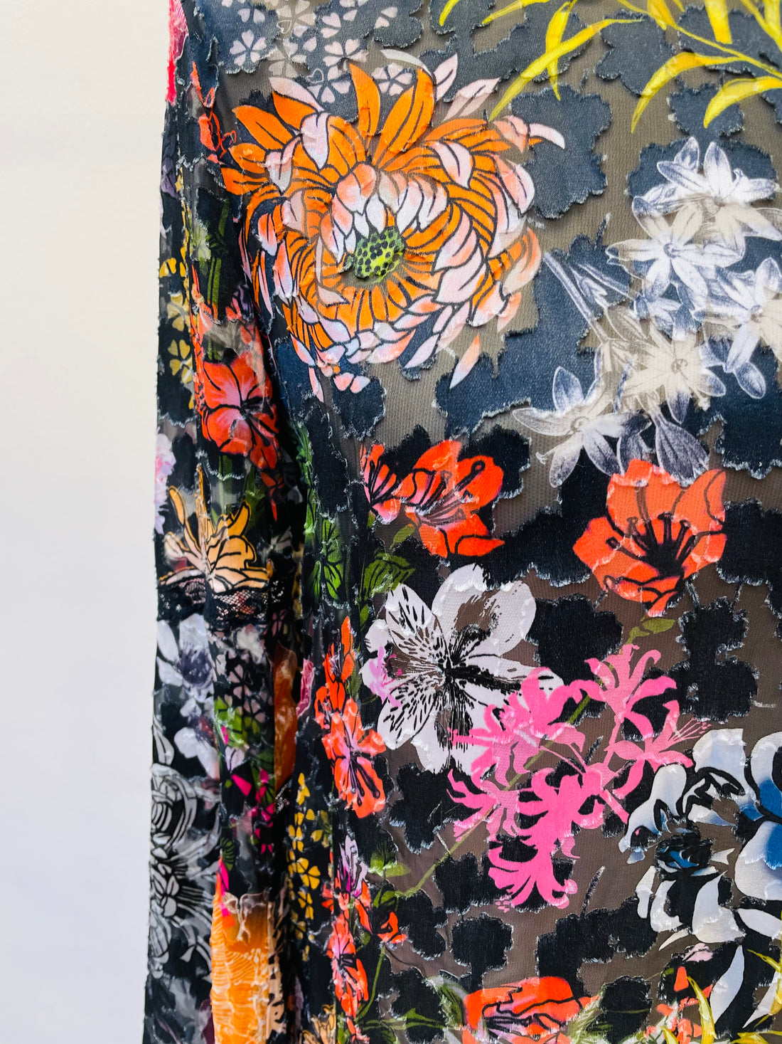 Marc Cain top blouse maat 2 / 36 / S viscose zijde zwart bloemen